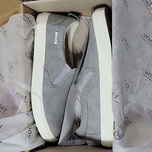 taos Slip-on Canvas Sneaker